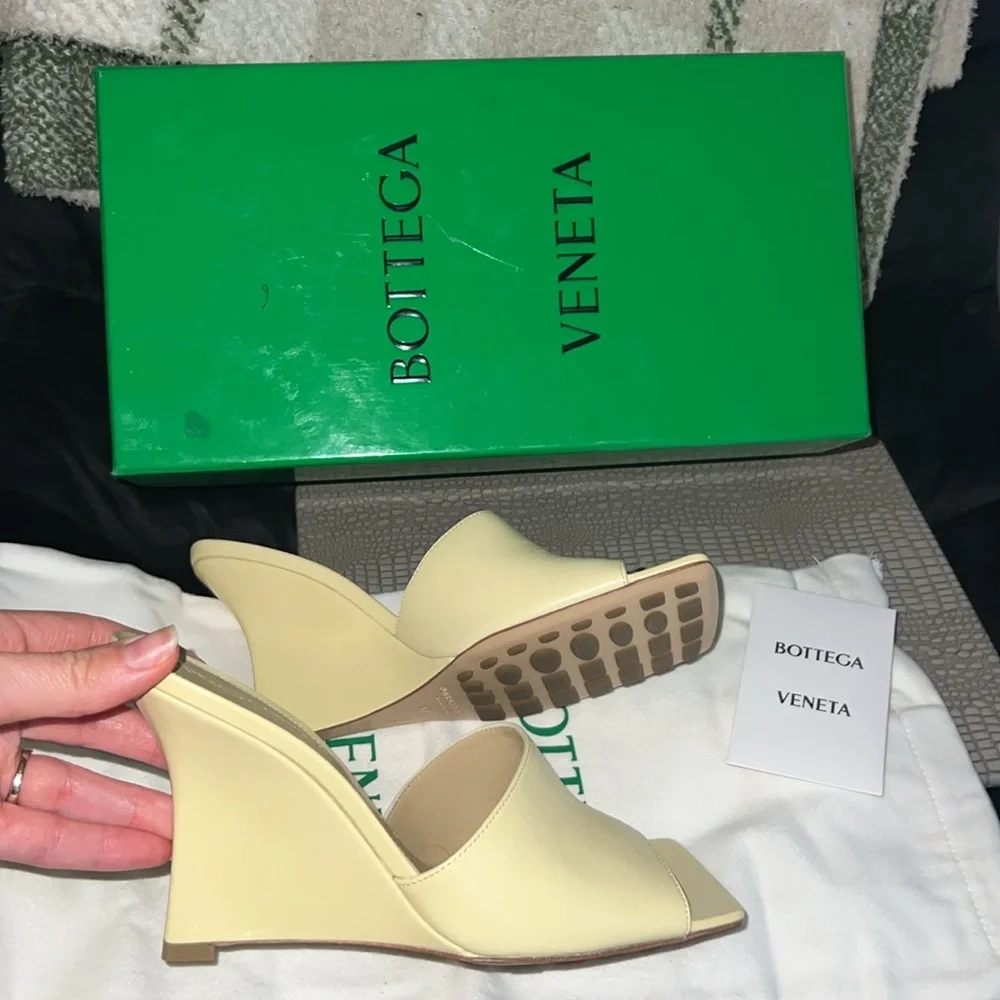 BOTTEGA VENETA MULES/ SHOES NWT ! - Picture 1 of 4